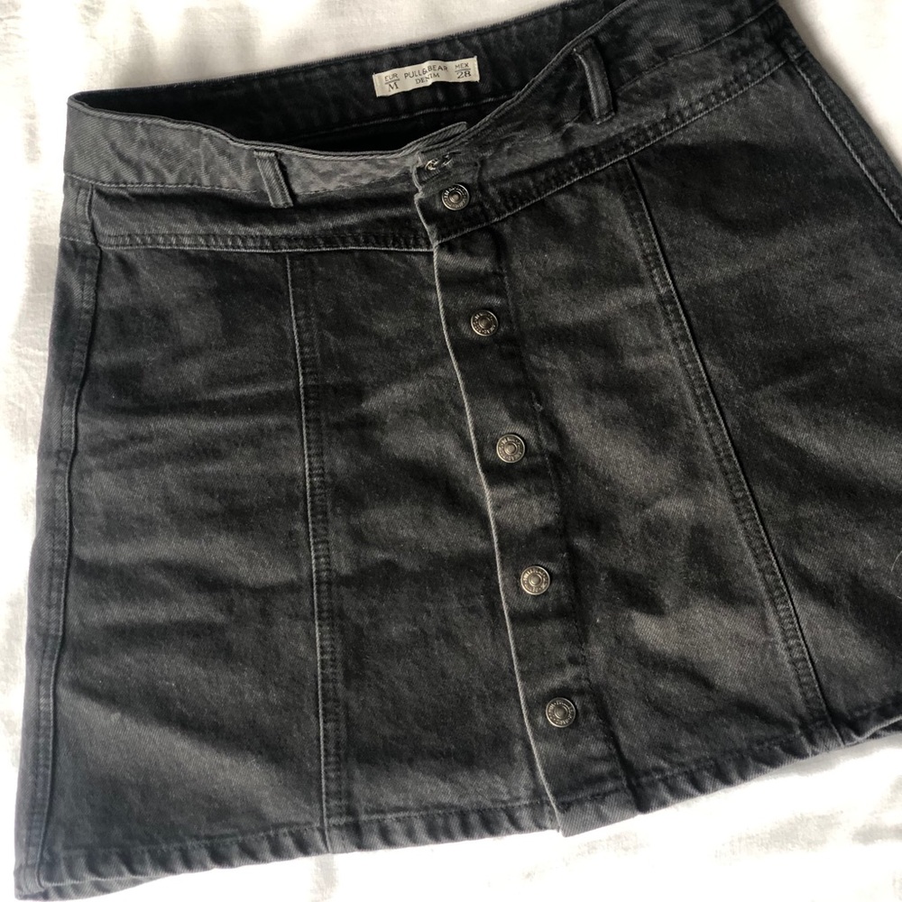 4/$25 🍄 Black denim button up skirt size 28